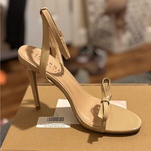 NWT: Adorable nude heels!